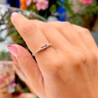 Anel cravejado zircônia branca cristal london blue banho ouro 18k.