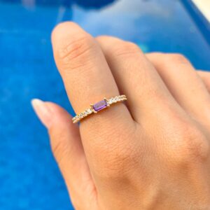 Anel cristal ametista cravejado com zircônias brancas em banho de ouro 18k