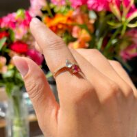 Anel duas gotas cristal cravejado com zircônias brancas em banho de ouro 18k.