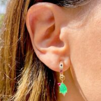 Brinco argola fusion esmeralda banho de ouro 18k.