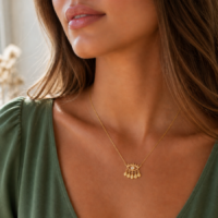 Corrente com pingente de olho grego com cristal branco  em banho de ouro 18k.