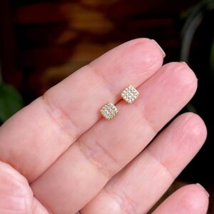 Brinco quadrado cravejado com zircônias brancas em banho de ouro 18k. - Imagem 2