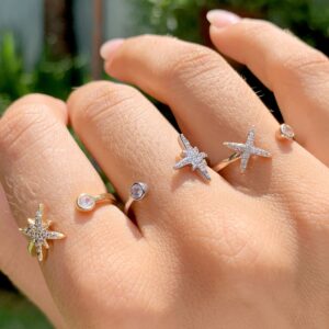 Anel estrela 4 pontas cravejado com zircônias brancas em banho de ouro rosê. - Imagem 3