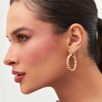 Brinco argola trançada  G banho ouro 18k.