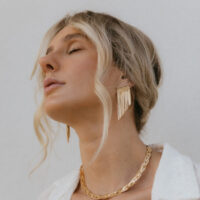 Brinco earcuff franja  laminada em banho de ouro 18k.