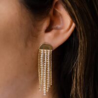 Brinco correntes com zircônias banho ouro 18k.