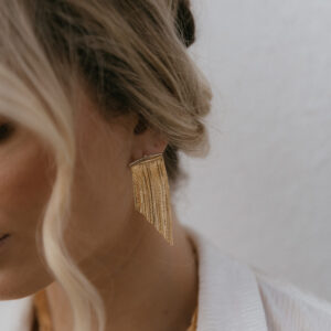 Brinco earcuff franja  laminada em banho de ouro 18k.
