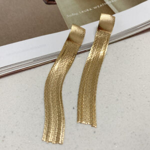 Brinco franja laminada reta em banho ouro 18k. - Imagem 2