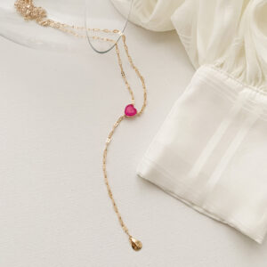 Colar gravatinha pingente coração cristal rosa banho ouro 18k.