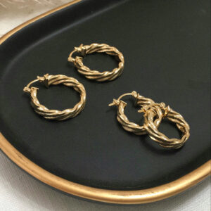 Argola trabalhada em banho de ouro 18k. - Imagem 3