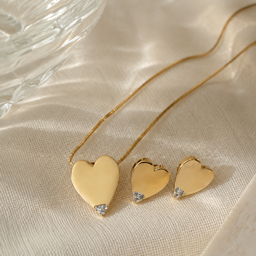 Conjunto brinco e corrente com pingente coração banhado a ouro 18k.