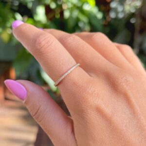 Meia aliança cravejada com zircônias brancas em banho ouro 18k.