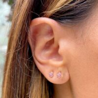 Brinco gotinha cravejada com zircônias rosa banho ouro 18k.