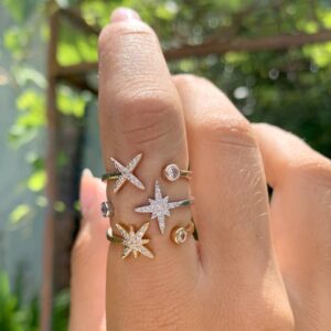 Anel estrela 4 pontas cravejado com zircônias brancas em banho de ouro rosê. - Imagem 2