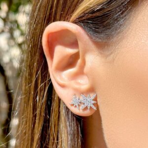 Brinco earcuff duas estrelas cravejado com  zircônias brancas em Prata 925.