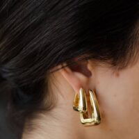 Argola triangular lisa M banho ouro 18k.