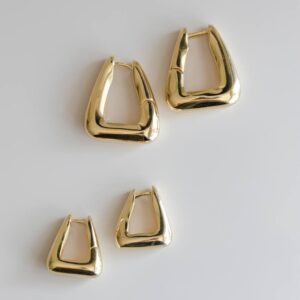 Argola triangular lisa M banho ouro 18k. - Imagem 3