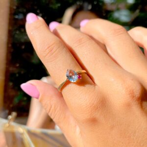 Anel cristal oval london blue banho ouro 18k.