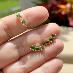 Brinco earcuff quadradinhos cristal esmeralda banho ouro 18k. - Imagem 4