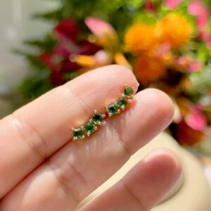 Brinco earcuff quadradinhos cristal esmeralda banho ouro 18k. - Imagem 2