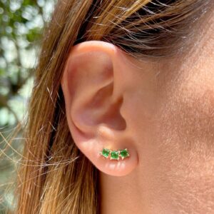 Brinco earcuff quadradinhos cristal esmeralda banho ouro 18k.
