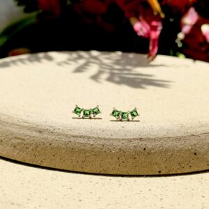 Brinco earcuff quadradinhos cristal esmeralda banho ouro 18k. - Imagem 3