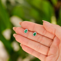 Brinco gota cristal esmeralda cravejado com zircônias brancas em Prata 925.