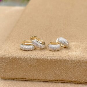 Brinco argola cravejado 5 fileiras banho ouro 18k. - Imagem 3