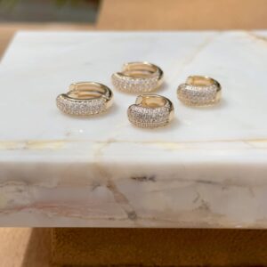 Brinco argola cravejado 5 fileiras banho ouro 18k. - Imagem 4