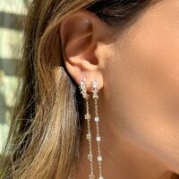Brinco argola cravejada com corrente removível banho ouro 18k.