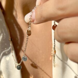Colar chapinhas liso longo em banho ouro 18k. - Imagem 2