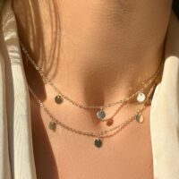 Colar chapinhas liso longo em banho ouro 18k.