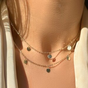 Colar chapinhas liso longo em banho ouro 18k.