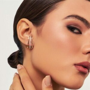 Brinco earhook três fileiras cravejado em banho ouro 18K.