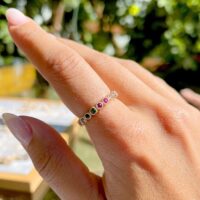 Aliança cristais coloridos redondos  e quadrados banho ouro 18k.