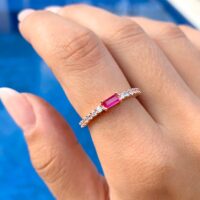 Anel cravejado zircônia branca cristal rubi banho de ouro 18 k.