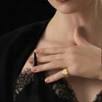 Anel dedinho coração liso em banho ouro 18k.