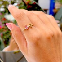 Anel zircônias brancas dois cristais banho ouro 18k.