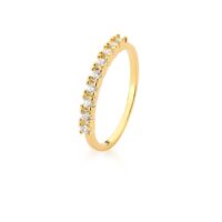 Meia aliança cravejada com zircônias em banho ouro 18k.