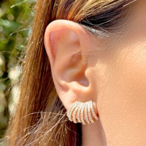 Brinco earcuff 8 linhas cravejado  em banho ouro 18k.