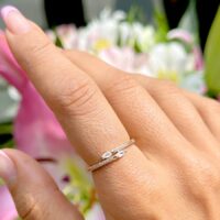 Anel duas gotas cravejado com zircônias brancas banho ouro 18k.