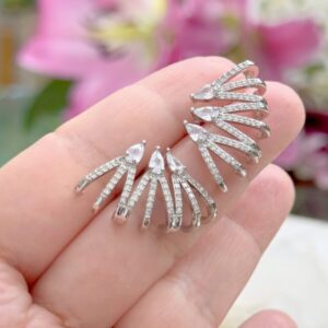 Brinco earcuff gotas cravejado com zircônias brancas em ródio prata. - Imagem 2