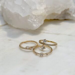 Anel duas gotas cravejado com zircônias brancas banho ouro 18k. - Imagem 4