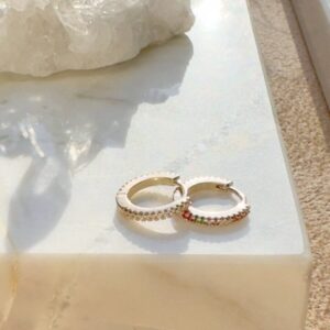 Brinco argola cravejada com zircônias brancas e zircônias coloridas em banho ouro 18k. - Imagem 2