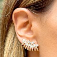Brinco earcuff cravejado gotas em banho ouro 18k.