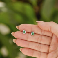 Brinco gota  pequeno cristal esmeralda cravejado com zircônias brancas em Prata 925.