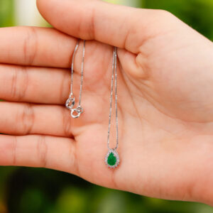 Colar gota cristal esmeralda cravejado com zircônias brancas em prata 925.