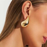 Brinco gota oca grande em banho ouro 18k.