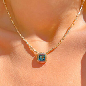 Colar cristal quadrado london blue banho ouro 18k.
