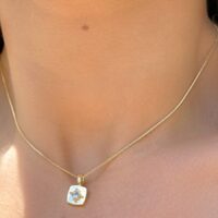 Colar pingente medalha com cristal topázio azul em banho ouro 18k.